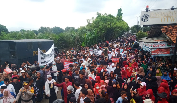 Ribuan warga dari tiga kecamatan di Kabupaten Bogor memblokade Jalan H.M. Mad Noor., persis di depan Penginapan OTW - (Sumber: Neneng Salbiah/BJN)