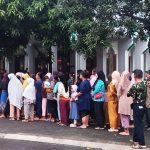 Masyarakat mengantri makanan gratis yang disediakan panitia DKM Masjid Al-Huda Kota Bekasi dalam program "Jumar Berkah" pada Jumat (07/02/2025) - (Sumber: Sunar/BJN)