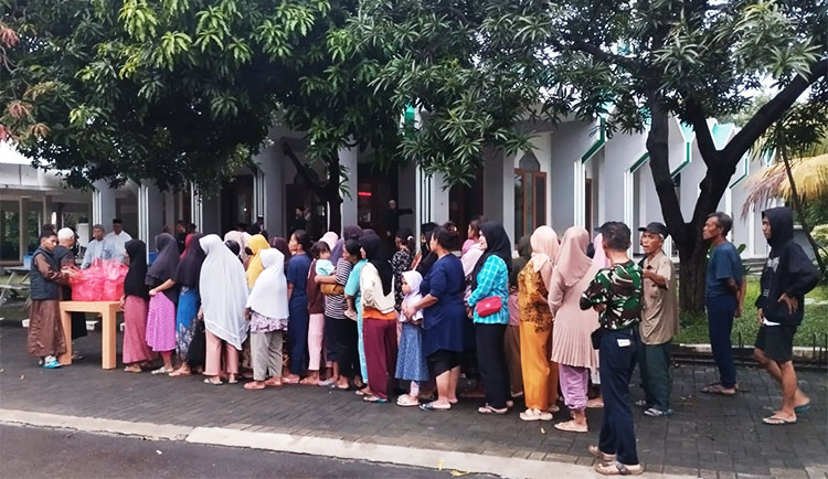 Masyarakat mengantri makanan gratis yang disediakan panitia DKM Masjid Al-Huda Kota Bekasi dalam program "Jumar Berkah" pada Jumat (07/02/2025) - (Sumber: Sunar/BJN)