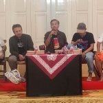 Salah seorang narasumber bedah buku yang digelar Komunitas Apresiasi Sastra (Apsas) sedang menyampaikan pendapatnya - (sumber: Didin/BJN)