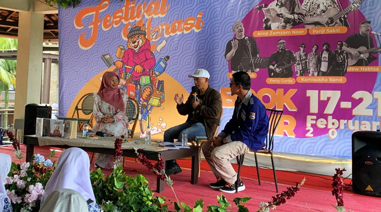 Ketua TBM SIlayung Herdi Sardi yang juga merupakan Ketua Pengurus Daerah Forum TBM Bandung Barat tampil sebagai narasumber dalam acara talkshow dengan tema “Literasi untuk Perubahan” - (Sumber: Rohman/BJN)