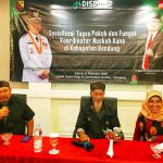 Mang Ujang Laip (tengah) ketika menjadi pemandu dalam acara “Sosialisasi Tugas Pokok dan Fungsi Koordinator Naskah Kuno di Kabupaten Bandung” yang berlangsung di Sutan Raja Hotel & Convention Center, Soreang, Kabupaten Bandung pada Kamis (06/02/2025) - (Sumber: JHK/BJN)