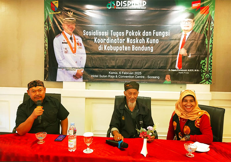 Mang Ujang Laip (tengah) ketika menjadi pemandu dalam acara “Sosialisasi Tugas Pokok dan Fungsi Koordinator Naskah Kuno di Kabupaten Bandung” yang berlangsung di Sutan Raja Hotel & Convention Center, Soreang, Kabupaten Bandung pada Kamis (06/02/2025) - (Sumber: JHK/BJN)