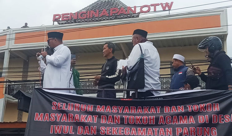 Tokoh masyarakat dan ulama memberikan orasi di atas mobil komando dalam aksi demonstrasi damai di depan Penginapan OTW pada Jumat (07/02/2025) - (Sumber: Neneng Salbiah)