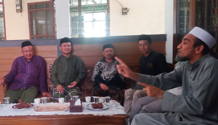 K.H. Ahmad Shabri Lubis saat menerima kunjungan silaturahmi sejumlah tokoh masyarakat ke kediamannya di Pondok Pesantren Annur, pada Selasa (11/02/2025) - (Sumber: N. Salbiah)