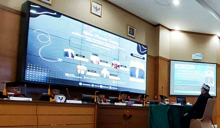 Usep Soepudin (paling kanan) ketika mengikuti sidang promosi Doktor yang diselenggarakan oleh Sekolah Pascasarjana Universitas Pendidikan Indonesia (UPI) pada 5 Februari 2025 - (Sumber: Arie/BJN)