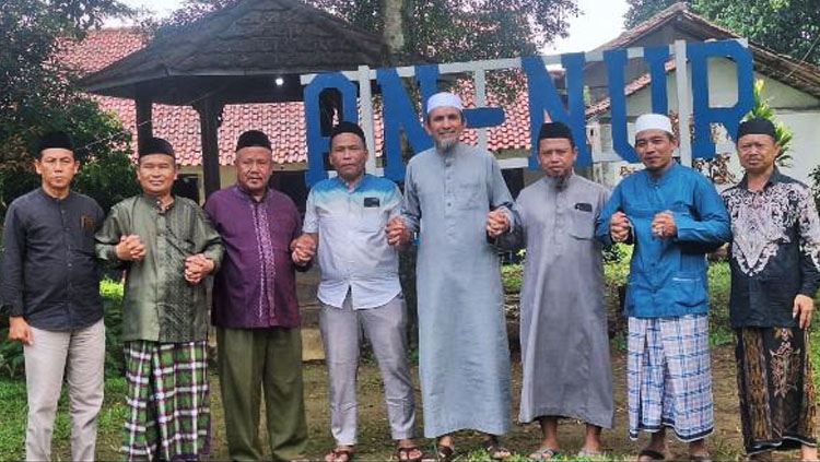 K.H. Ahmad Shabri Lubis bersama para tamunya berfoto bersama di area Pondok Pesantren Annur - (Sumber: N. Salbiah)