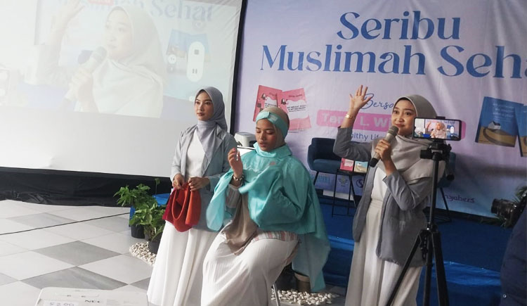 Wardah melakukan demo Personal color analyis dan buka stand di area acara Seribu Muslimah Sehat II