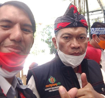 Ketua RW 16 Kelurahan Jatihandap, Krisna Aditya (kiri) saat berfoto bersama Wali Kota Bandung, (alm) Oded M. Danial alias Mang Oded - (Sumber: Krisna/BJN)