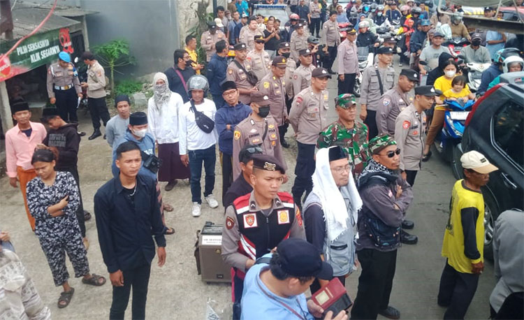 Ribuan massa menutup Jalan H.M. Mad Noor, Kampung Binong, Desa Iwul, Kecamatan Parung, Kabupaten Bogor, persis di depan Penginapan OTW - (Sumber: Neneng Salbiah)