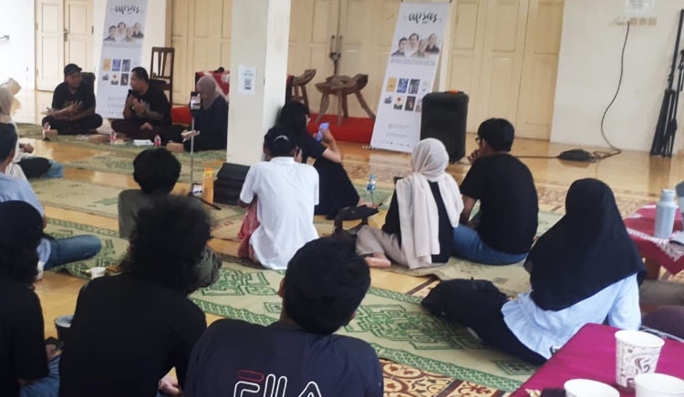 Suasana acara bedah buku yang digelar oleh Komunitas Apresiasi Sastra (Apsas) pada Sabtu (01/02/2025) di Balai Budaya Karang Kitri, Bantul, Yogyakarta - (Sumber: Didin/BJN)