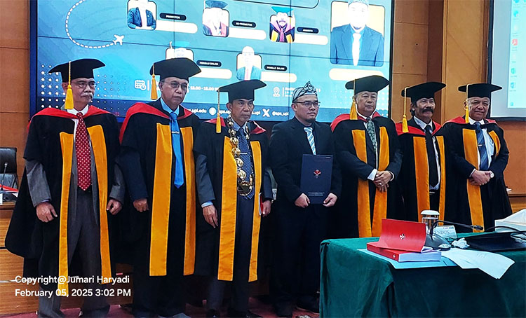 Dr. Usep Soepudin berfoto bersama Ketua Sidang dan Tim Penguji Sidang Promosi Doktor setelah dinyatakan lulus dan berhak menyadang gelar DOKTOR - (Sumber: Arie/BJN)