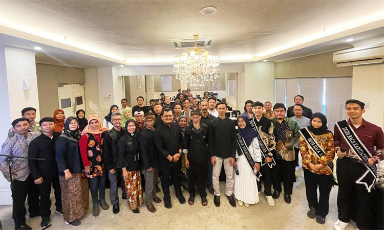 Kepala Dinas Perpustakaan dan Arsip Kabupaten Bandung, H. Teguh Purwayadi, S.STP., M.Si. berfoto bersama para peserta “Workshop Transliterasi Naskah Kuno” yang berlangsung di Sutan Raja Hotel & Convention Center, Soreang, Kabupaten Bandung pada Kamis (06/02/2025) - (Sumber: JHK/BJN)