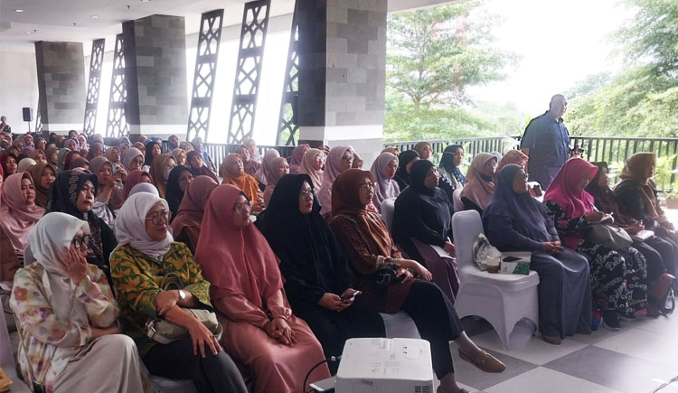 Para peserta Talk Show Seribu Muslimah Sehat II sedang menyimak dengan seksama materi yang disampaikan ibu Terry L. Widjajanta, Healthy Lifestyle Coach - (Sumber: FSY/BJN)