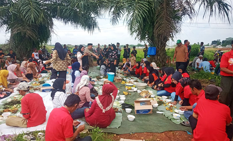 Warga bersama-sama, menikmati hasil tani di lahan garapan yang selama 8 bulan ini mereka pertahankan