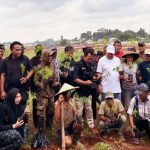 Warga desa Iwul bersama WALHI Jawa Barat bersiap melakukan penanaman di desa Iwul, Kecamatan Parung, Kabupaten Bogor pada Senin, (24/3/2025) - (Sumber: Neneng/BJN)