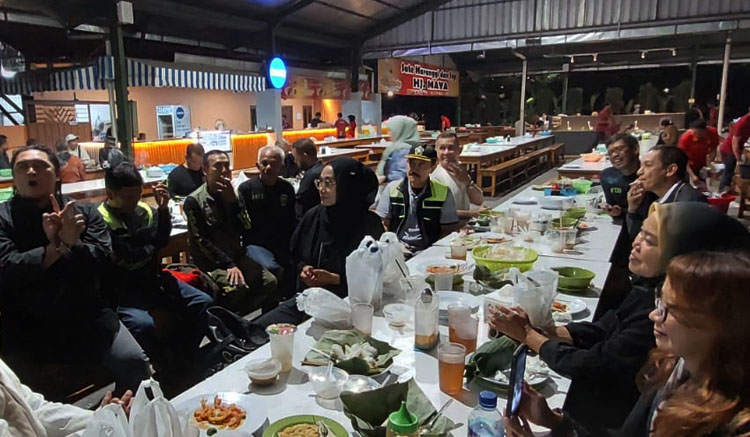 H.Ruslan Abdul Gani M.Pd. atau biasa disapa Kang Uge (paling kiri) saat menyampaikan tausiah singkatnya dalam acara silaturahmi TNB di Sate Maranggi dan Sop Hj. Maya Pasteur, Kota Bandung pada Rabu (05/03/2025) - (Sumber: Arie/TNB)