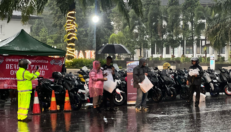 Bagi takjil di depan gedung sate