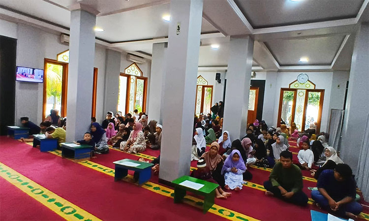 Peserta penerimaan Santunan Anak Yatim dan Dhuafa dari beberapa warga RW di sekitar Masjid Al-Huda