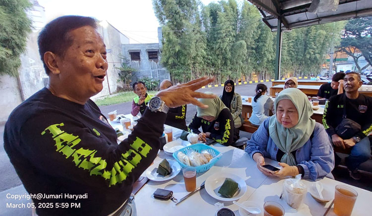 H.Bambang Riswanto alias H. Rino saat membuaka acara buka bersama TNB di Sate Maranggi dan Sop Hj. Maya Pasteur, Kota Bandung, Rabu (05/03/2025)