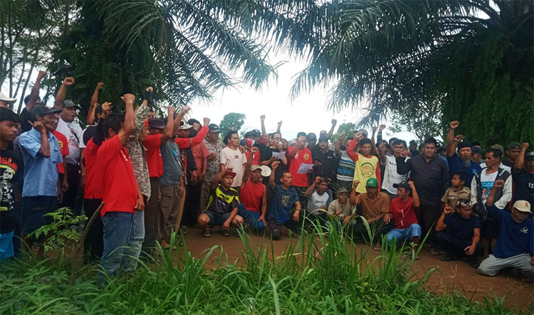 Warga kampung Lengkong Barang, Desa Iwul kecamatan Ciseeng, secara bersama-sama membacakan pernyataan sikap