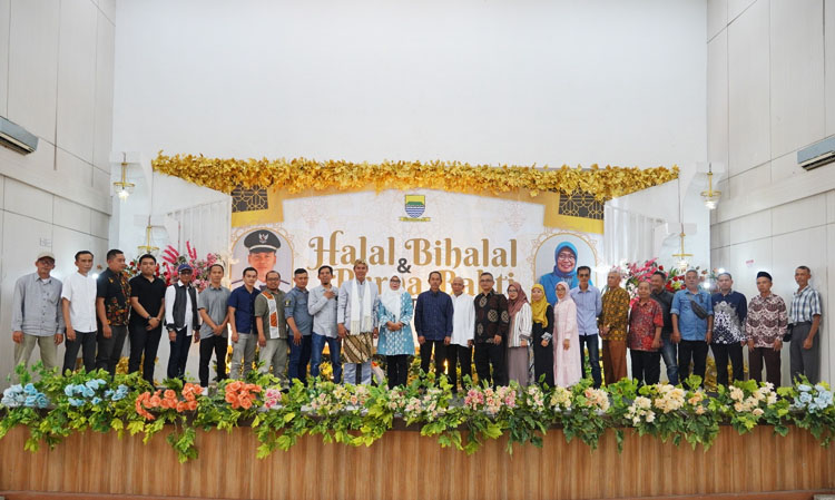Lurah Jatihandap, Heri Nermansyah berfoto bersama para Ketua RW