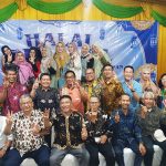 Foto bersama peserta acara halal bihalal warga RT 03 RW 10 Kompleks Duta Harapan Kota Bekasi - (Sumber: Sunar Kartiko/BJN)