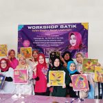 Rina Mariana berfoto bersama para peserta Workshop "Batik Malam Dingin Ramah Lingkungan" yang berlangsung di Kota Bandung pada Sabtu (24/05/2025) - (Sumber: RM/BJN)