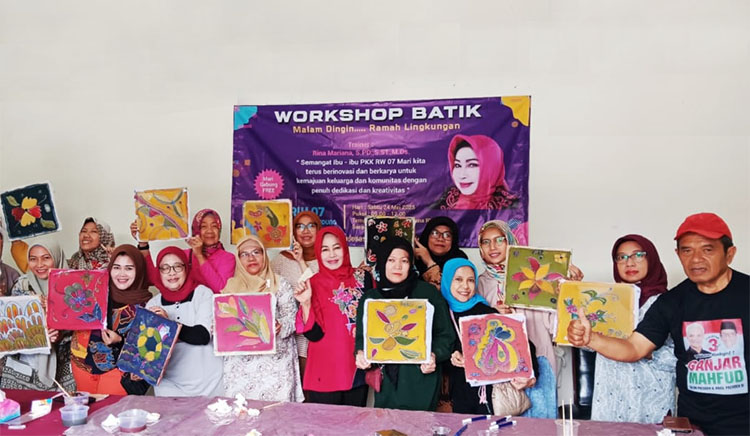 Rina Mariana berfoto bersama para peserta Workshop "Batik Malam Dingin Ramah Lingkungan" yang berlangsung di Kota Bandung pada Sabtu (24/05/2025) - (Sumber: RM/BJN)
