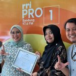 Penyiar sekaligus Penanggung Jawab “Obrolan Siang” RRI Pro 1 Bandung, Vera Arleta memberikan apresiasi kepada Asri Julaeha, Bidang program dan Kemitraan, Forum TBM Jawa Barat - (Sumber: Rohman/BJN)