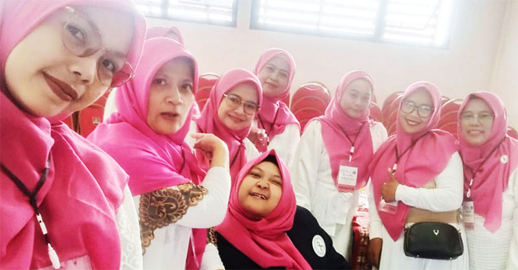 Saya (duduk, tengah) berfoto bersama para panitia acara “Halal Bihalal Korwil 1” Komunitas Keluarga Cerebral Palsy Bandung Raya - (Sumber: Ericka/BJN)
