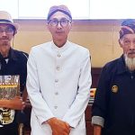 Penulis (kiri), Dr. Riadi Darwis, M.Pd. (tengah), dan Mang Ujang Laip (kanan) - (Sumber: Arie/BJN)