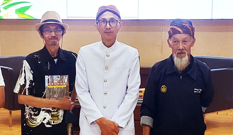 Penulis (kiri), Dr. Riadi Darwis, M.Pd. (tengah), dan Mang Ujang Laip (kanan) - (Sumber: Arie/BJN)
