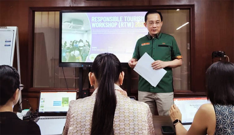 Prof.Dr.Hiram Ting (Direktur Responsible Borneo) tengah memaparkan materi workshop