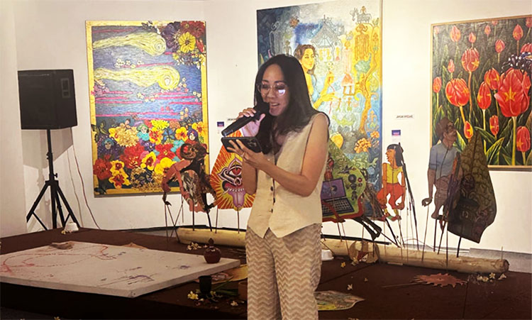 Direktur Eksekutif Badan Pengelola Usaha Museum dan Cagar Budaya Kementerian Kebudayaan Republik Indonesia, Esti Nurjadin, saat membuka pameran seni rupa bertajuk “Contemporary Exhibition: Beyond Imagination” - (Sumber: Moya/BJN)