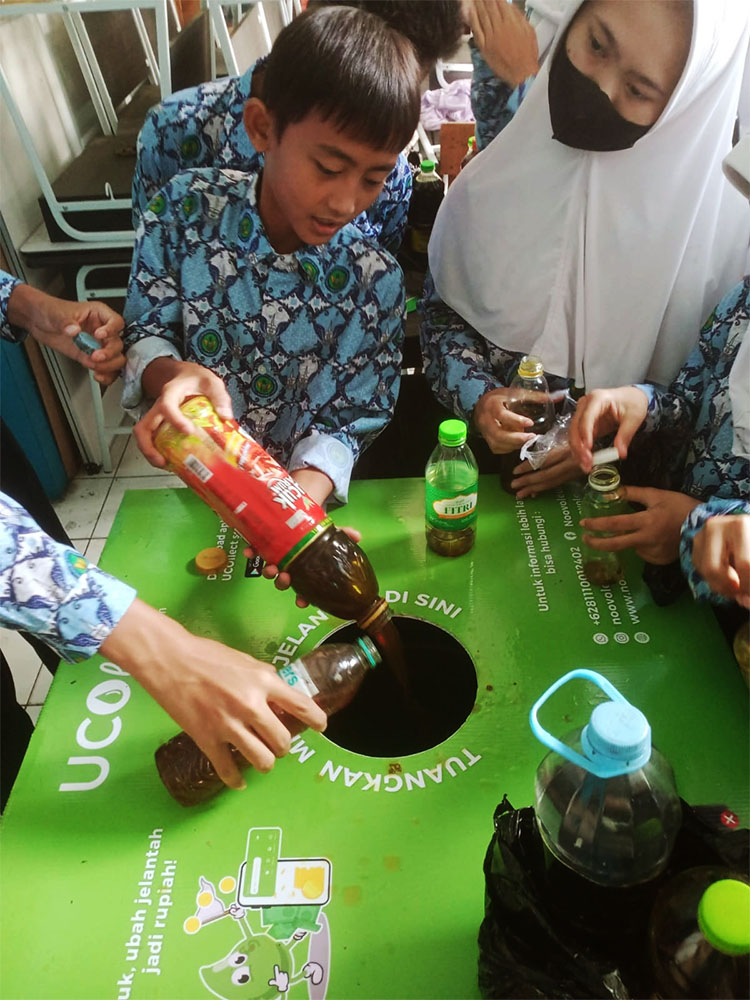 Siswa-siswi SMPN 6 Bandung melakukan donasi Mijel untuk membantu pembangunan dome 