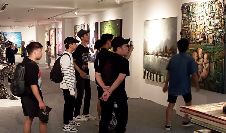 Suasana dalam ruang pameran seni rupa “Contemporary Exhibition: Beyond Imagination” di Jakarta Design Center (JDC) yang dipadati para pengunjung - (Sumber: Moya/BJN)