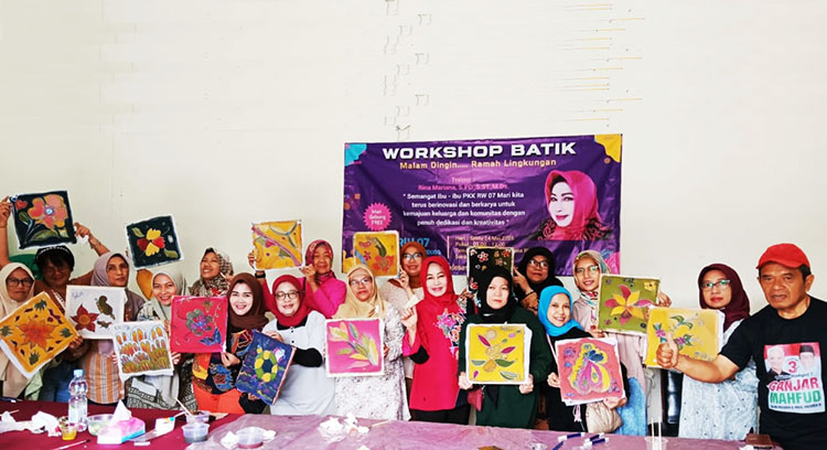 Rina Mariana berfoto bersama para peserta Workshop "Batik Malam Dingin Ramah Lingkungan" yang berlangsung di Kota Bandung pada Sabtu (24/05/2025) - (Sumber: RM/BJN)