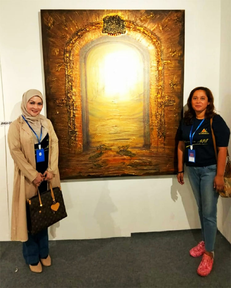 Perupa Moya di depan karyanya yang berjudul "Gate" bersama salah seorang pengunjung pameran - (Sumber: Moya/BJN)