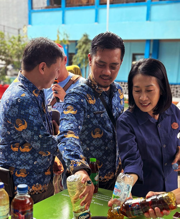 Ibu Wid dan Pak Rio dari Dinas Kesehatan Kota Bandung turut memberikan donasi Mijel saat Road Show Event FBS di SMPN 73 Bandung