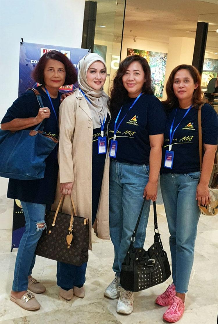 Perupa Moya (kedua dari kiri) berpose bersama tiga orang seniman wanita yang juga ikut berpameran - (Sumber: Moya/BJN)