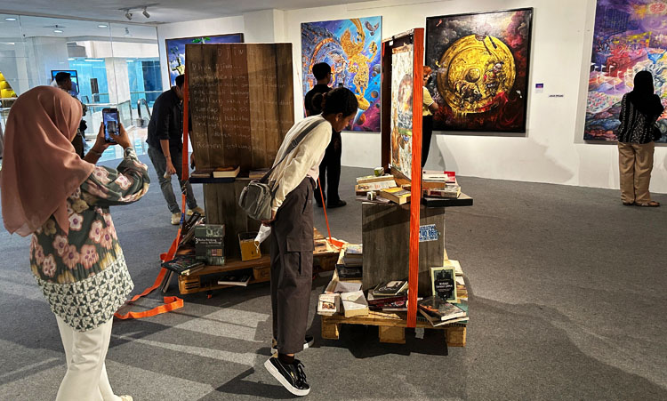 Suasana dalam ruang pameran seni rupa “Contemporary Exhibition: Beyond Imagination” di Jakarta Design Center (JDC) yang dipadati para pengunjung - (Sumber: Moya/BJN)