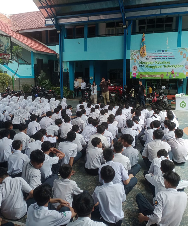 Mbak Khalifah dari Noovoleoum saat memberikan materi edukasi di event Raksha Bumi pada tanggal 19 Maret 2025 di SMPN 73 Bandung