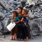 Anak-anak terlantar korban keganasan Zionis di Gaza - (Sumber: truthout.org/Getty Images)