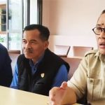 Dari kiri kekanan, Kuasa hukum anggota DPRD Kota Cimahi, Bambang Purnomo, Asep Hermanto, SH, H Ahmad Gunawan SH, MH, dan Kuasa Hukum dari DPP partai Gerindra, Dr JS Simatupang, SH, MA, CCRP saat jumpers di rumah makan Betutu Lala Jl. Raya Cibabat No.136, Cibabat, Kec. Cimahi Utara, Kota Cimahi, Kamis (5/6/2025).