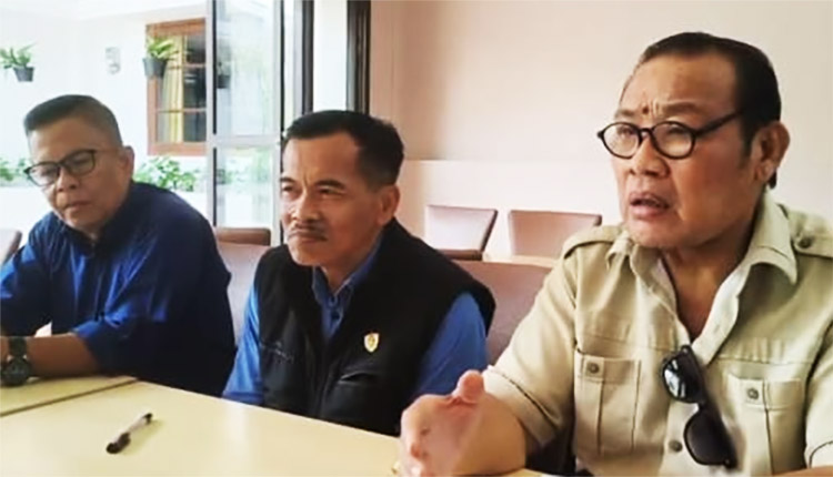 Dari kiri kekanan, Kuasa hukum anggota DPRD Kota Cimahi, Bambang Purnomo, Asep Hermanto, SH, H Ahmad Gunawan SH, MH, dan Kuasa Hukum dari DPP partai Gerindra, Dr JS Simatupang, SH, MA, CCRP saat jumpers di rumah makan Betutu Lala Jl. Raya Cibabat No.136, Cibabat, Kec. Cimahi Utara, Kota Cimahi, Kamis (5/6/2025).