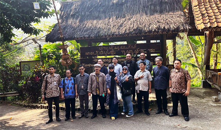 Rombongan Universitas Widyatama dan UiTM Perak Malaysia saat berkunjung ke Kampung Adat Cireundeu, Kota Cimahi - (Sumber: DM/BJN)
