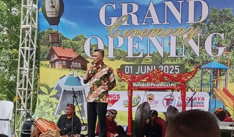 H. Zaki Salman Raliby Direktur Agrowisata Kadaka Hill memberikan sambutan dalam Grand Opening Kadaka Hill.