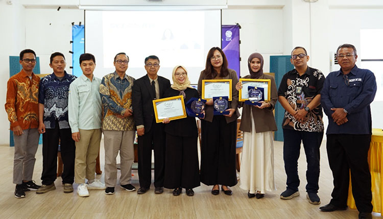 Foto bersama narasumber seminar - (Sumber: panitia seminar)