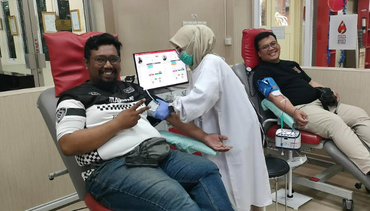 Anggota komunitas Owner XMAX Indonesia (OXI) sedang melakukan aksi Bakti Sosial Donor Darah - (Sumber: Eriez/BJN)
